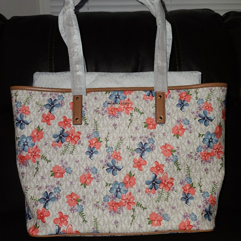 New with tags, very cute bag❤